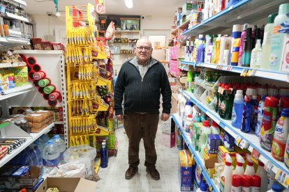Jesús Lorenzo Puerta, dueño de la tienda de alimentación, estanco y bazar Rosario Bueno, en la calle taberna 8.
