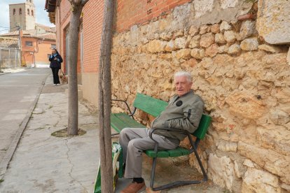 Antonio Borrajo espera sentado la llegada de la frutera ambulante.