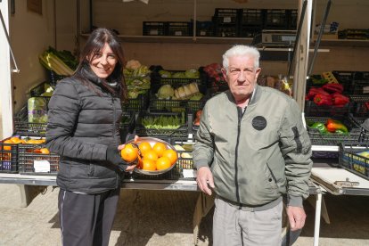 Beatriz Andrés, frutera que viene desde Paredes de Nava con su camión/frutería atiende a Antonio Borrajo.