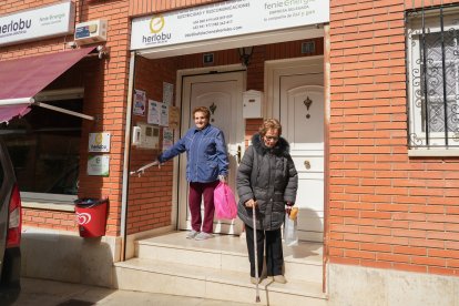 Dos vecinas salen de la tienda.