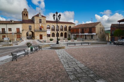 Plaza mayor con el Ayuntamiento.