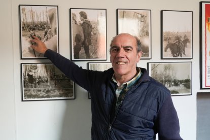 El alcalde Alfredo Luengo señala alguna de las fotografías de la película.