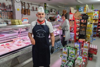 Juan Carlos Puerta, dueño de la carnicería y tienda de alimentación.