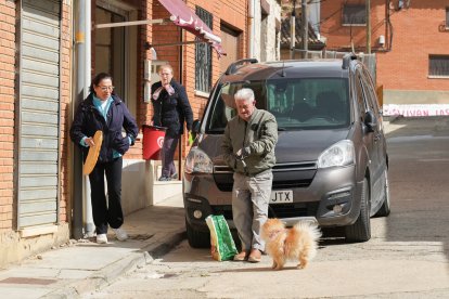 Un grupo de vecinos a la puerta del estanco.