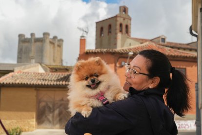 Encarna Higalgo con su perrita.