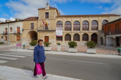 María del Carmen Alonso vuelve a casa después de comprar el pan.