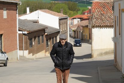 Elio Manuel Herrera se dirige a la tienda de alimentación a comprar un poco de leche.