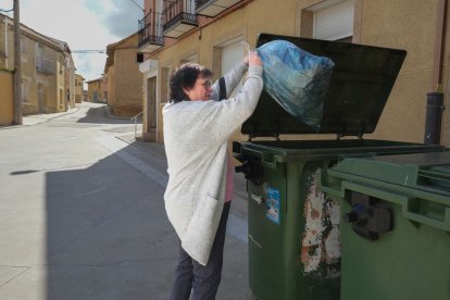 Pilar Gutiérrez tira la basura junto a su casa.