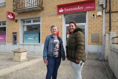 Nieves Blanco con su hija Leticia Alonso se disponen a entrar en la sucursal del Santander