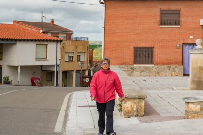 Lourdes Bratos vuelve de dejar a su nieto en un taller.