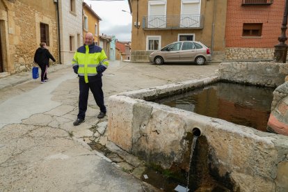 Teófilo Puerta pasa por delante del Caño Nuevo