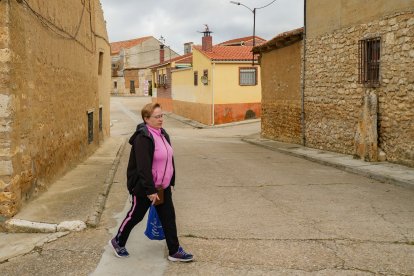 Una vecina se dirige a la compra