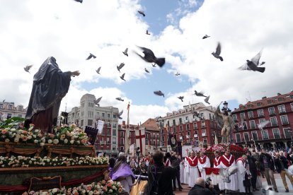 Procesión del Encuentro de Jesús Resucitado con la Virgen de la Alegría en Valladolid.
