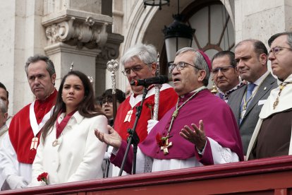 Luis Argüello, arzobispo de Valladolid, en el balcón del Ayuntamiento de Valladolid.