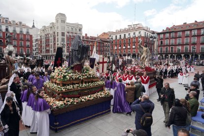 Procesión del Encuentro de Jesús Resucitado con la Virgen de la Alegría en Valladolid.