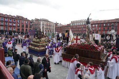Procesión del Encuentro de Jesús Resucitado con la Virgen de la Alegría en Valladolid.
