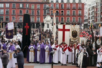 Procesión del Encuentro de Jesús Resucitado con la Virgen de la Alegría en Valladolid.