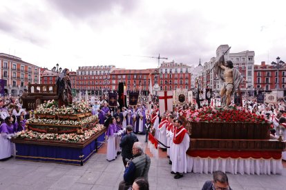 Encuentro entre la madre y su hijo en la plaza Mayor de Valladolid.