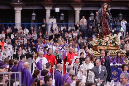 Asistentes a la procesión del Encuentro en la plaza Mayor de Valladolid.