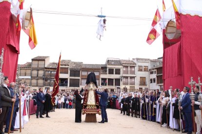 Bajada del ángel en Peñafiel en Domingo de Resurrección