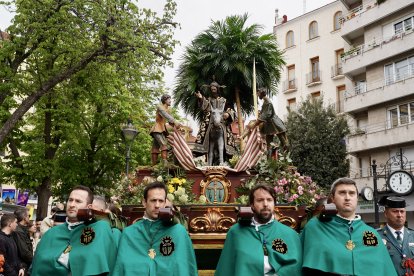 Procesión del Domingo de Ramos con el paso de la borriquilla.