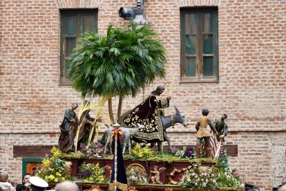 Procesión del Domingo de Ramos con el paso de la borriquilla.