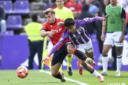 Aznou se va por velocidad de Ibáñez en la banda zurda.