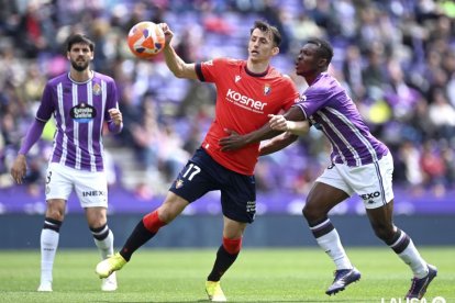 Aidoo intenta impedir que el balón llegue a Budimir.