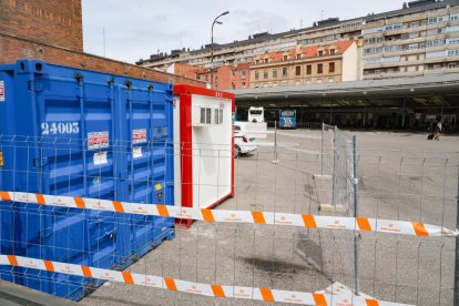 Las casetas de obra anuncian ya la próxima remodelación de la estación de buses de Valladolid.