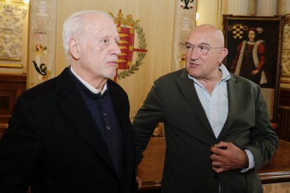 Juan Echanove con el alcalde de Valladolid, Jesús Julio Carnero, en la recepción en el Ayuntamiento