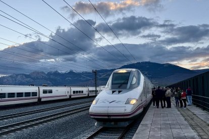 Tren de alta velocidad parado en el trayecto Valladolid-Madrid