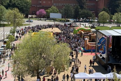 Colas de personas para disfrutar de los hinchables en los alrededores de Las Cortes.