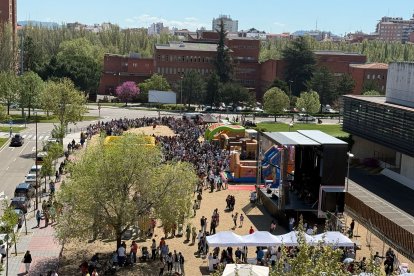 Colas de personas para disfrutar de los hinchables en los alrededores de Las Cortes.