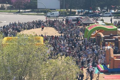 Colas de personas para disfrutar de los hinchables en los alrededores de Las Cortes.