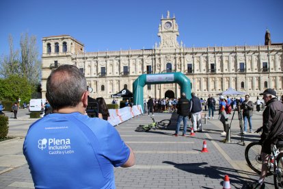 Una carrera y una marcha solidarias apoyan la labor de Asprona y Aspace en León.