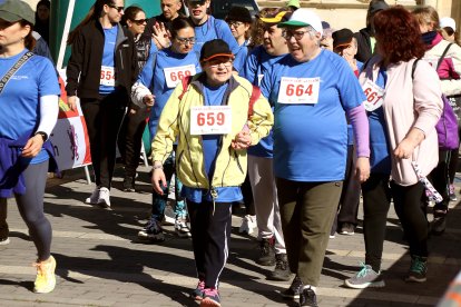 Una carrera y una marcha solidarias apoyan la labor de Asprona y Aspace en León.