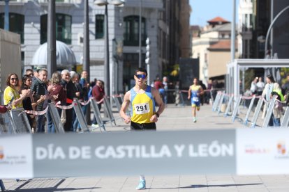 Carrera solidaria con motivo del día de Castilla y León celebrada en Zamora.