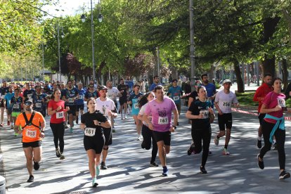 Celebración de carrera y marcha solidaria con motivo del Día de Castilla y León en Palencia.