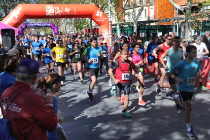 Celebración de carrera y marcha solidaria con motivo del Día de Castilla y León en Palencia.