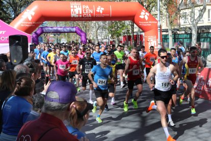 Celebración de carrera y marcha solidaria con motivo del Día de Castilla y León en Palencia.
