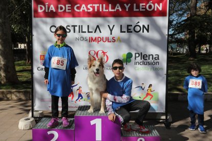 Celebración de carrera y marcha solidaria con motivo del Día de Castilla y León en Palencia.