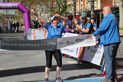 Celebración de carrera y marcha solidaria con motivo del Día de Castilla y León en Palencia.
