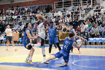 Una imagen del duelo jugado por el UEMC Real Valladolid baloncesto en Oviedo.Foto.: LOF/Aurelio Flórez