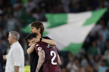 Álvaro Rubio consuela a Luis Pérez tras el descenso a Segunda División del Real Valladolid