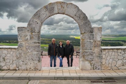 Jesús con Cintia y Carlos en el Arco Pequeño.
