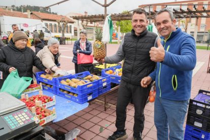 Emilio González con su hermano José Antonio regentan la frutería ambulante en el mercadillo semanal y vienen desde Toro.