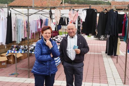 Eva Pilar con su vecino Miguel Ángel Pasalodos dan una vuelta por el mercadillo.