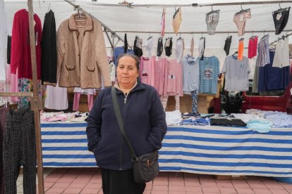 Adela Jiménez junto a su puesto de ropa y lencería en el mercadillo.