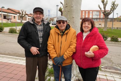 Paco Pérez, José Manuel Martín y Paula Gutiérrez charlan animadamente junto al mercadillo.
