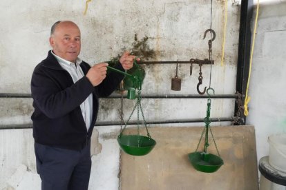 Miguel Ángel Pasalodos con alguna de su colección de Romanas.